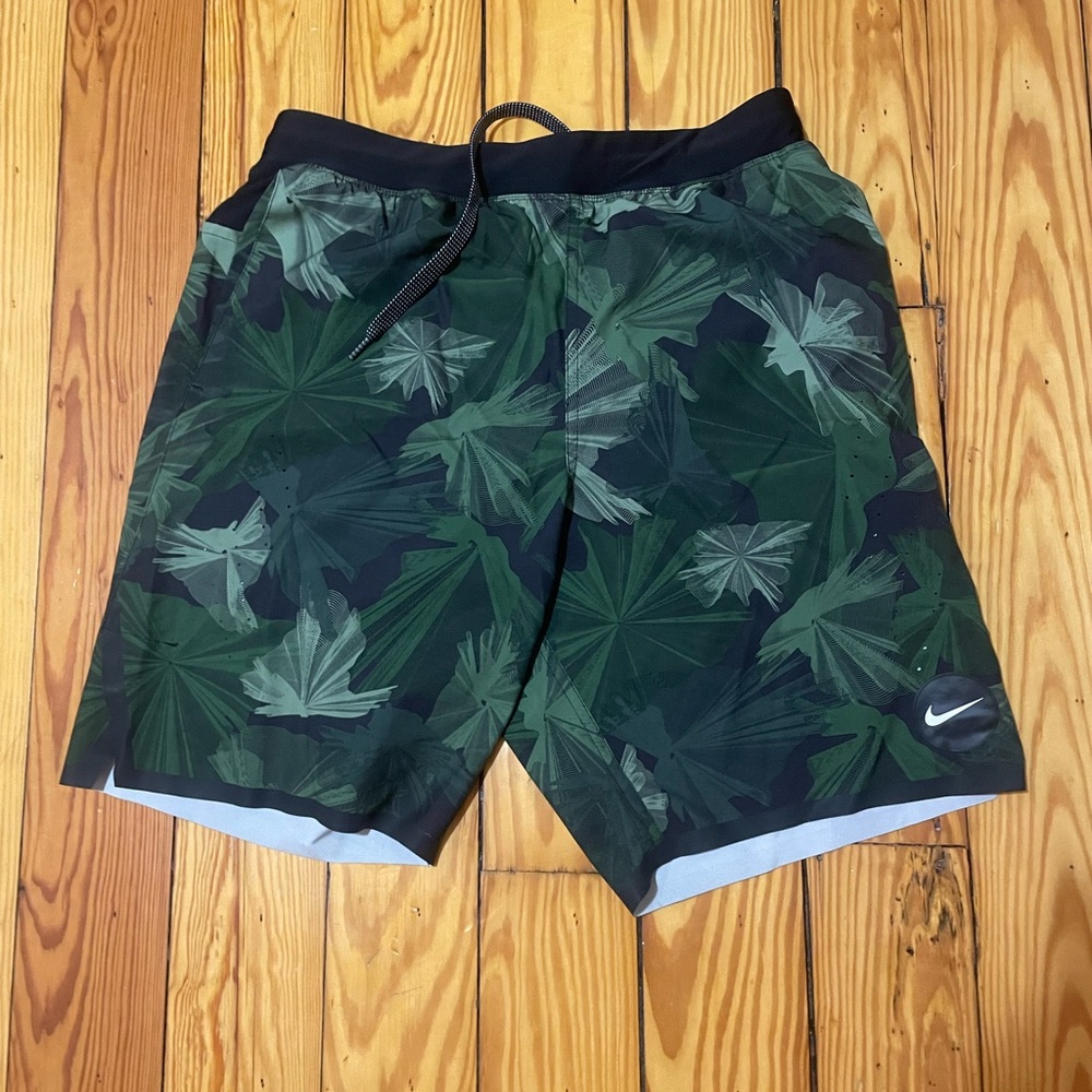 Nike Men’s Leaf Pattern Swim Shorts Size M